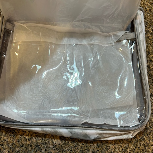 Thirty-One hanging travel case - Picture 5 of 6